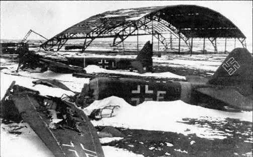 Немецкий аэродром в Армавире после налета Ил2 Февраль 1943 г Быстро - фото 88