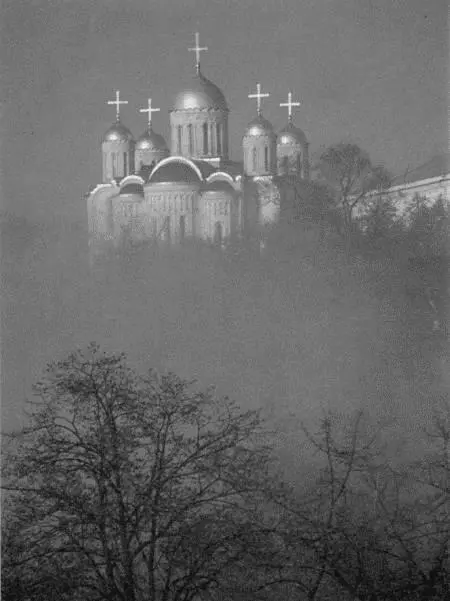 Епископ Митрофан с княгыни Юрьева съ дчерью и с снохами и со внучаты и - фото 90