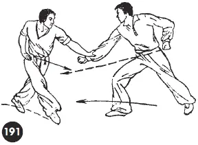 Соперник делает шаг влево в готовности нанести удар левым кулаком в грудь а - фото 233
