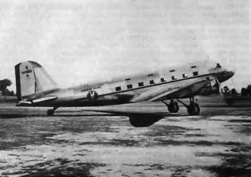 Рис 38 Первый эхземпляр самолета Дуглас DC3 Характерной особенностью DC3 - фото 120