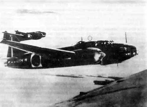 Рис 443 Японский морской бомбардировщик G4M Другим существенным недостатком - фото 244