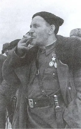 Командир Сумского партизанского соединения СА Ковпак 1942 г Комиссар - фото 1