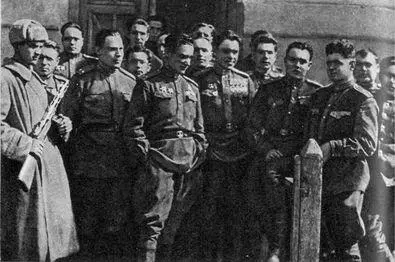Начальник политотдела 18й армии генералмайор Л И Брежнев среди офицеров - фото 75