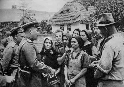 Советские офицеры беседуют с населением освобожденного села Евра ныне - фото 79