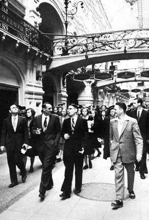 Американские ветераны знакомятся с Москвой в ГУМе 1955 год На приеме у - фото 34