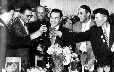 1955 год На приеме у маршала Василия Соколовского на Красной площади 25 - фото 35
