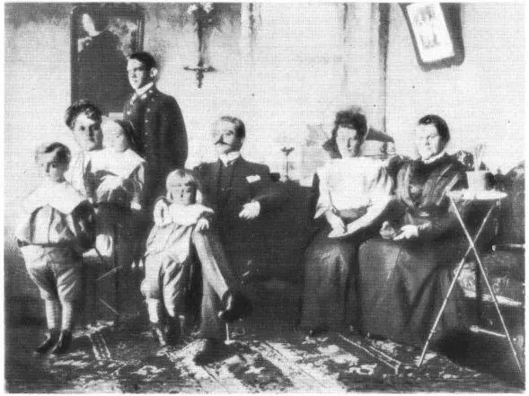 Семья будущего создателя самолетов Володя Мясищев первый слева Рядом его мать - фото 2