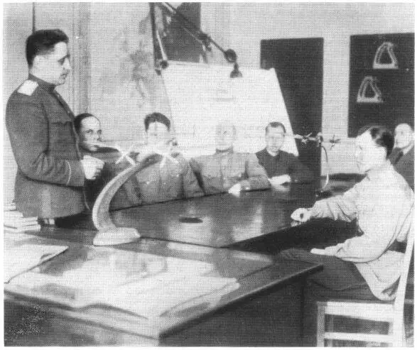 Встреча с военпредами 1943 г Во время таких встреч обсуждались качества - фото 13