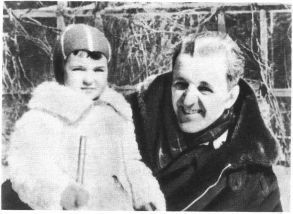 Дед и внучка на прогулке С вожатыми пионерского лагеря КБ Конец пятидесятых - фото 37