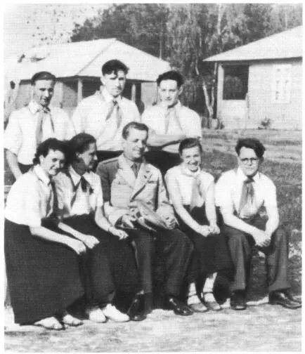 С вожатыми пионерского лагеря КБ Конец пятидесятых годов По дороге на - фото 38