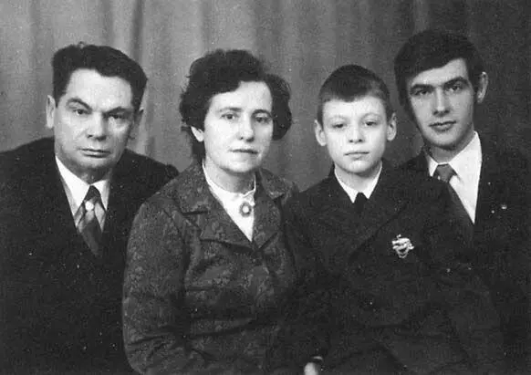 Автор книги кандидат технических наук Е И Фокин с женой Зинаидой Петровной и - фото 37