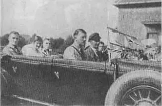 Свадьба Мартина Бормана и Герды Бух в 1929 году На заднем сидении рядом с - фото 5