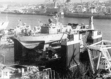 Экипаж OK Александр Кунахович на пирсе у своего корабля Во в - фото 144