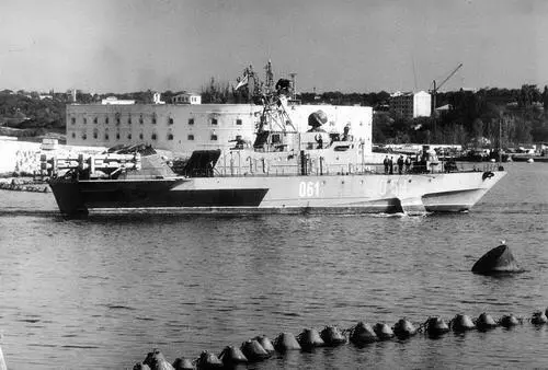 Экипаж OK Александр Кунахович на пирсе у своего корабля Во втором ряду - фото 146