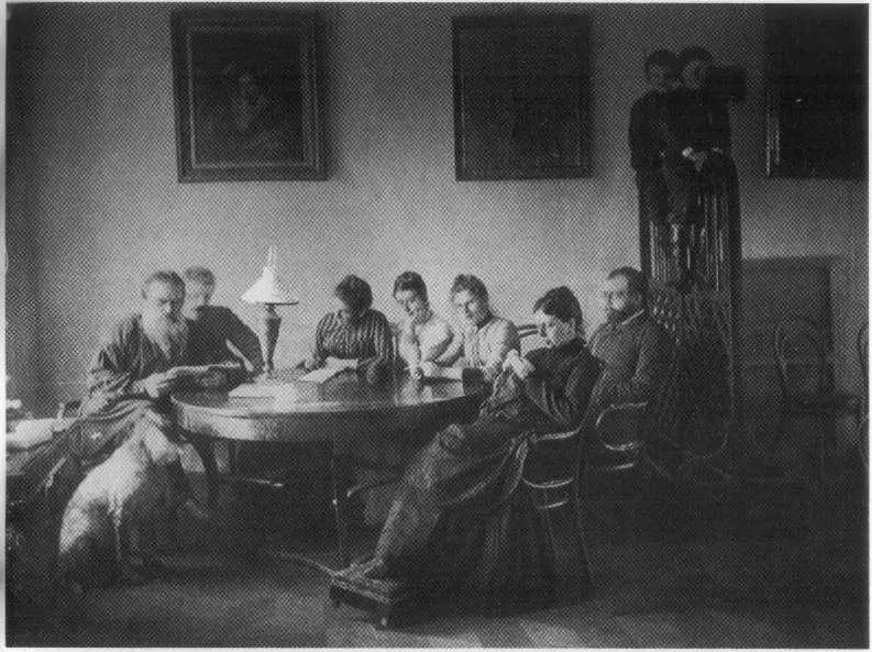 Л Н Толстой в кругу семьи и гостей Ясная Поляна 1887 г Мария и Александра - фото 23