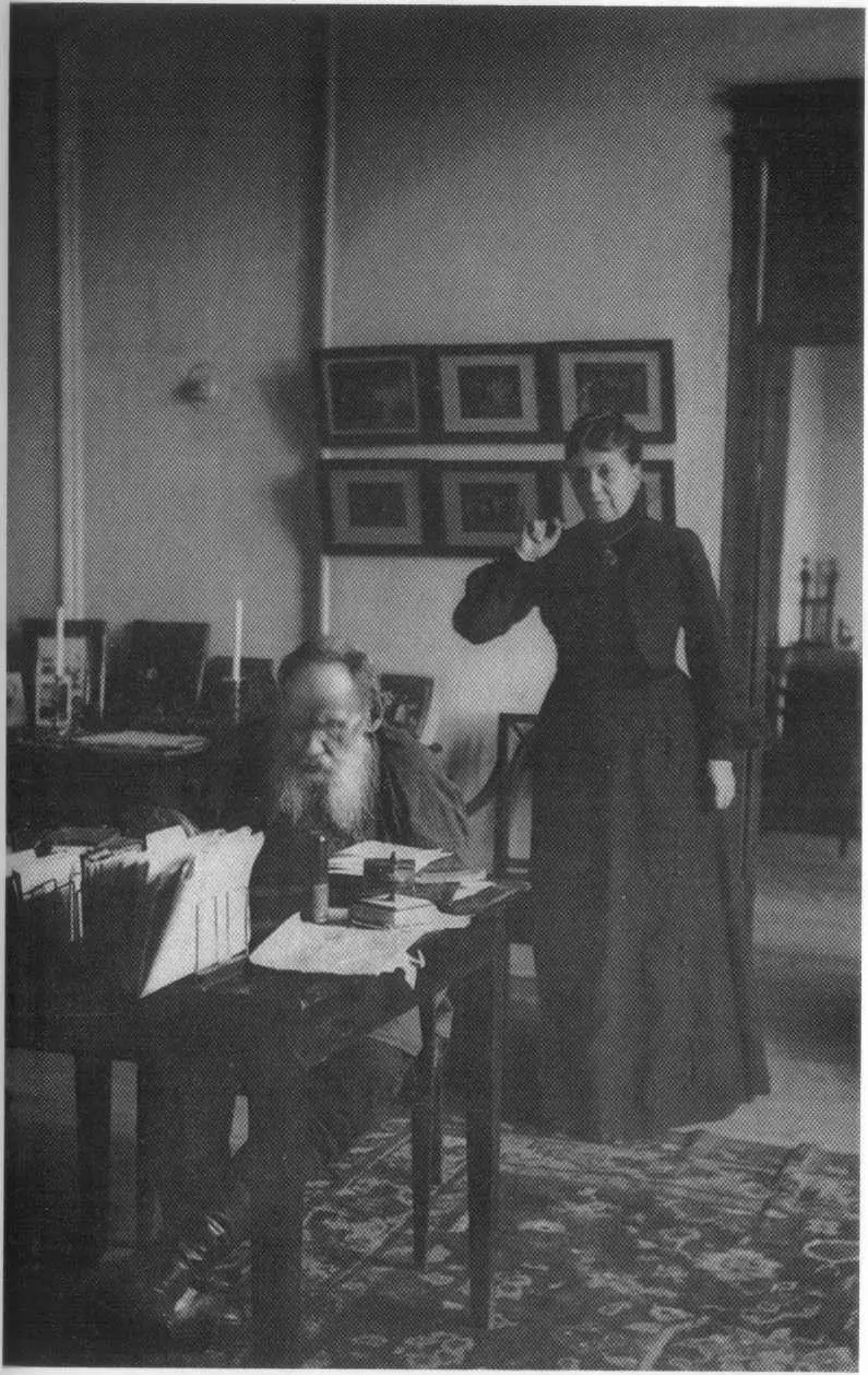 Лев Николаевич и Софья Андреевна в кабинете яснополянского дома 1902 г - фото 37