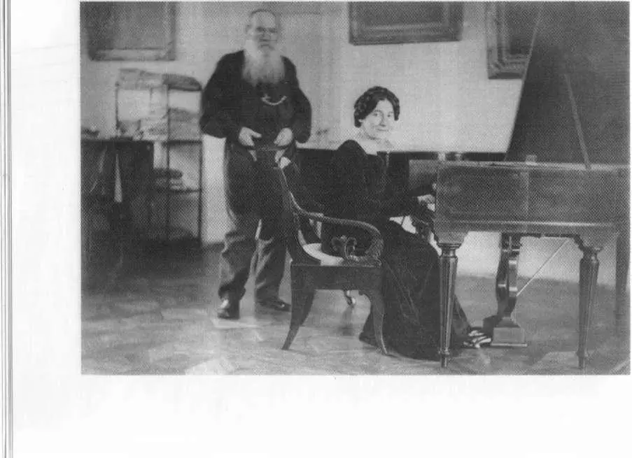 JI Н Толстой с родными на прогулке в яблоневом саду Ясная Поляна 1903 г - фото 39