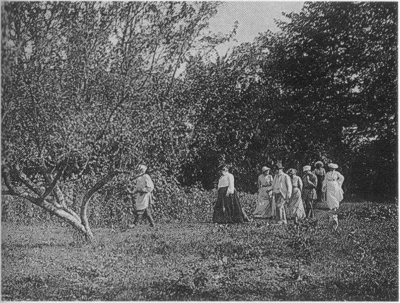 JI Н Толстой с родными на прогулке в яблоневом саду Ясная Поляна 1903 г - фото 40
