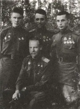 Харьков сентябрь 1943 г После получения наград Сидит ВА Зайцев Стоят - фото 21