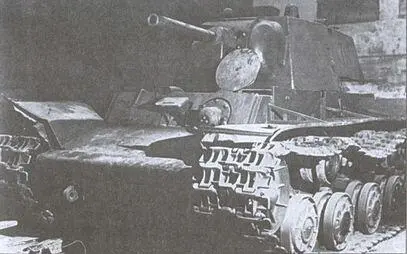 КВ1 на ремонтном заводе Эта машина выпуска августа 1941 года с дополнительным - фото 16