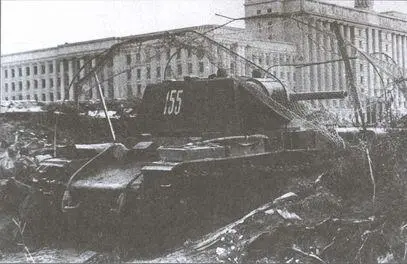Тяжелый танк КВ1 с упрощенной башней и усиленными катками стоит в укрытии на - фото 22
