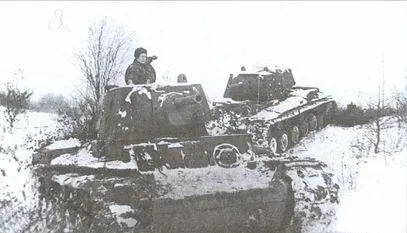 Танки KB выдвигаются на боевую операцию Задний танк имеет дополнительное - фото 27