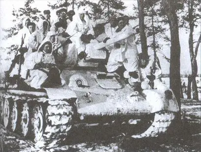 Танк Т3476 производства СТЗ с десантом автоматчиков перед атакой германских - фото 36