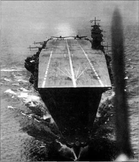 Носовая часть полетной палубы авианосца Akagi Японские корабли следуют к - фото 34