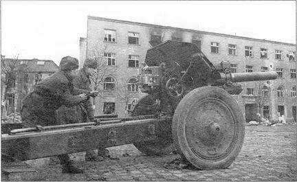 Уличные бои в Познани Командир 122мм гаубицыпушки МЗ0 образца 1938 года - фото 15