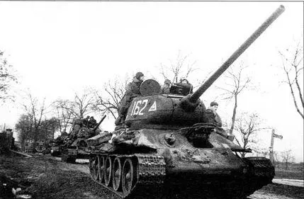 Колонна T3485 из состава 2й гвардейской танковой армии продвигается в глубь - фото 18