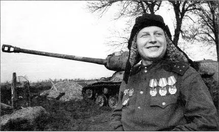 Фотопортрет танкиста гвардии капитана ДС Миронова награжденного 3 орденами - фото 19