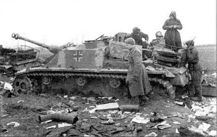 Советские солдаты осматривают брошенное германское штурмовое орудие StuG 40 - фото 21