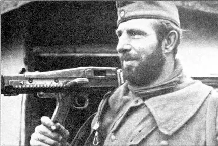 Немецкий пулеметчик из 19й танковой дивизии вермахта На плечах он держит - фото 25