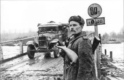 Переправа через Одер На ней стоит регулировщик старший сержант ЕС Лазовой - фото 32