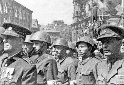 Войска Чехословацкого корпуса на Староградской площади в Праге Май 1945 года - фото 39