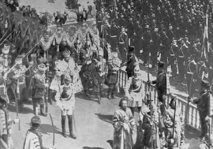 Коронация Николая II Когда это торжество с царскими подарками кончилось на - фото 70