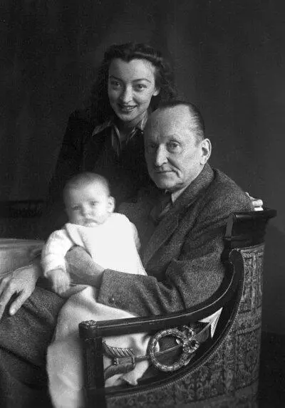 Лидия Владимировна Александр Николаевич и их первенец дочка Марианна 1943 - фото 77