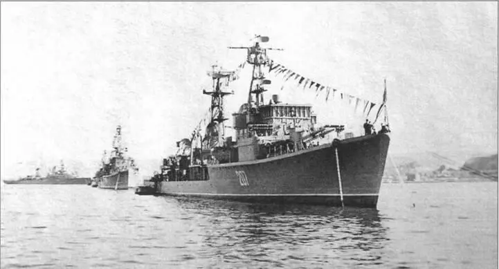 Эсминец Бесшумный в парадном строю Севастополь 7 ноября 1960 года из - фото 30
