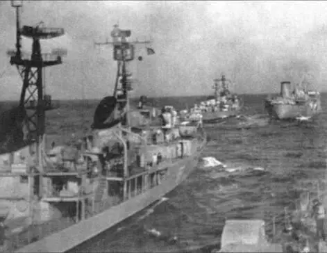 Эсминец Огненный на учении Печора дозаправка от танкера Волхов 1965 - фото 56