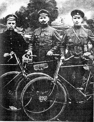 Рис 4 Лев Термен справа в 1917 году Короче он был из наших Один из - фото 3