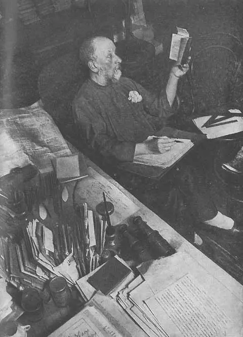 К Э Циолковский за работой 1932 г К Э Циолковский за работой над - фото 8