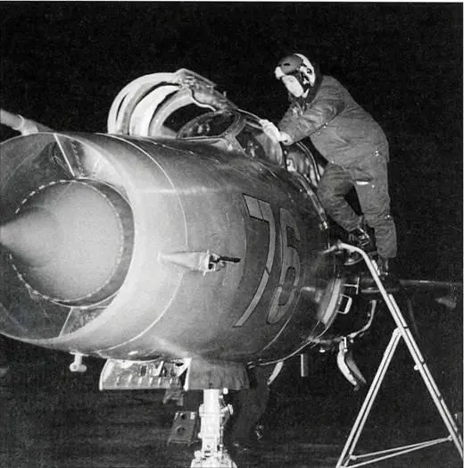 Перед ночным полетом Первый мировой рекорд на МиГ21УС был установлен 22 мая - фото 61