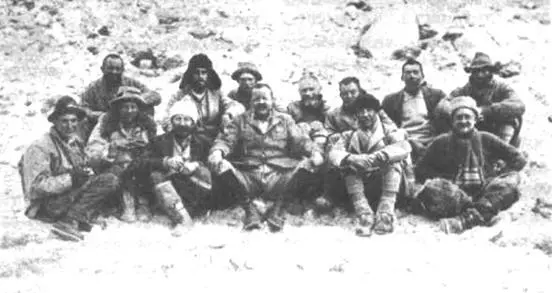 Участники экспедиции 1922 года первый ряд слева направо Мэллори Финч - фото 11