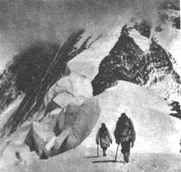 Вторая связка экспедиции 1922 года во время спуска Хотя по прямой оставалось - фото 12