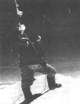 Тенцинг Норгей на вершине Эвереста в 1953 году Что же движет мною Я хочу - фото 32