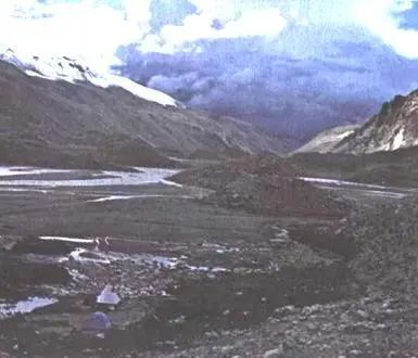 Летом 1980 года я поставил свой крошечный базовый лагерь на том самом месте - фото 98