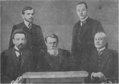В И Вернадский и его ученики в Московском университете в 1911 г Слева - фото 6