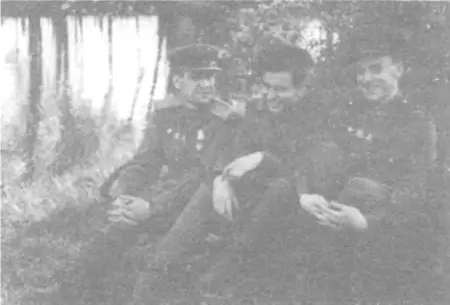 1й Белорусский фронт Апрель 1943го Район Кюстрина Слева майор ЛГ Иванов - фото 24