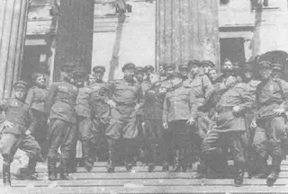 Май 1945 гада Берлин возле входа в Академию наук Офицеры контрразведки 5й - фото 26