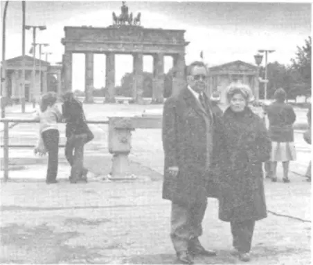 Берлин Сентябрь 1980 года Мы с женой у Бранденбургских ворот А вот другой - фото 35